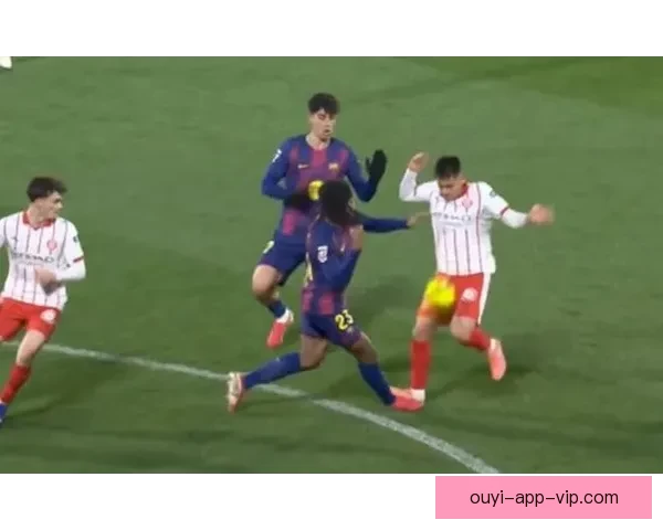 巴萨球员脚踩马竞球员脚踝无红牌 皇马队长妻子愤怒批评裁判偏袒 巴萨球员脚踩马竞球员脚踝无红牌 皇马队长妻子愤怒批评裁判偏袒